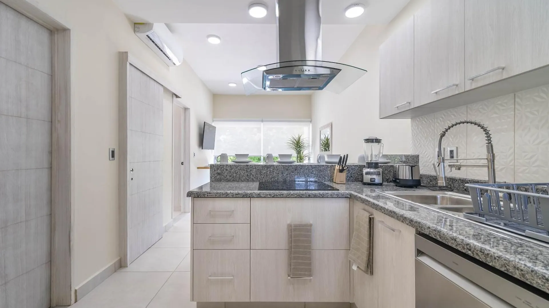 2 Bd Suite With Balcony, Rooftop Pool, Hot Tub, Gym #207 Playa del Carmen 0*,