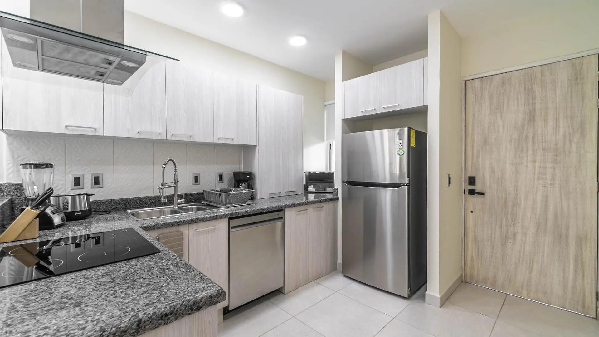 2 Bd Suite With Balcony, Rooftop Pool, Hot Tub, Gym #207 Playa del Carmen