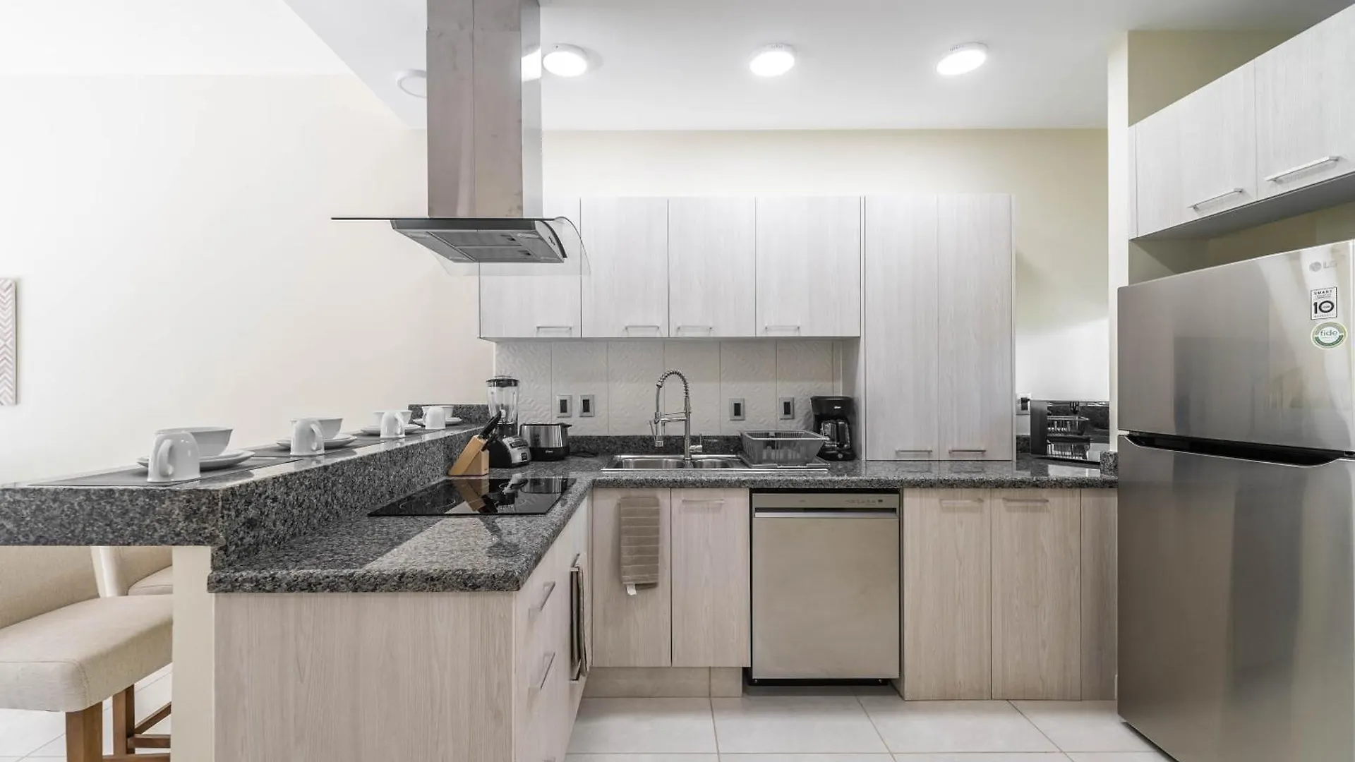 2 Bd Suite With Balcony, Rooftop Pool, Hot Tub, Gym #207 Playa del Carmen