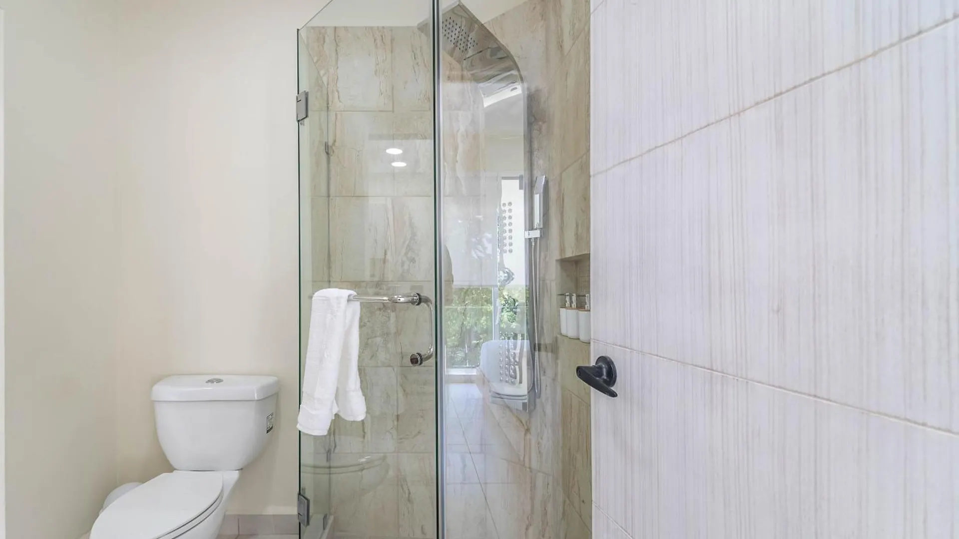 Holiday home 2 Bd Suite With Balcony, Rooftop Pool, Hot Tub, Gym #207 Playa del Carmen