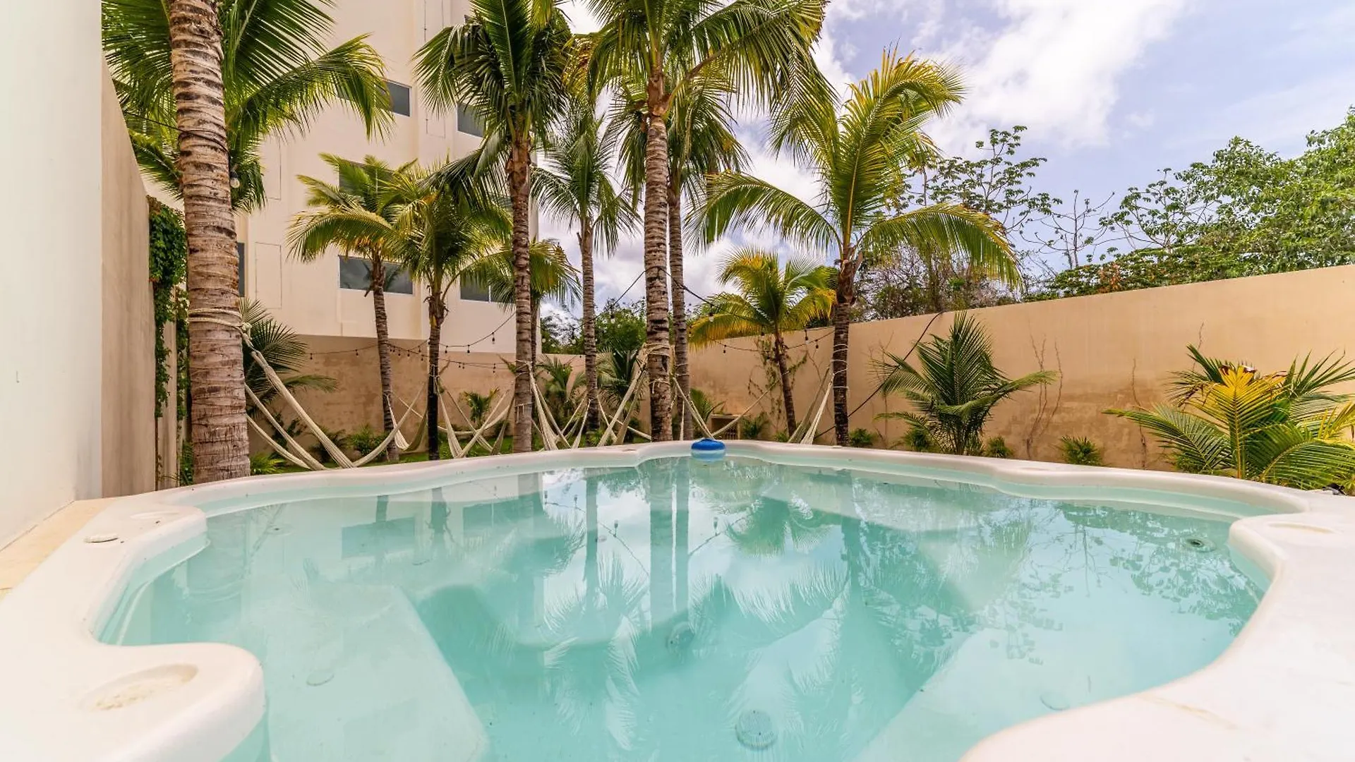 Holiday home 2 Bd Suite With Balcony, Rooftop Pool, Hot Tub, Gym #207 Playa del Carmen Mexico