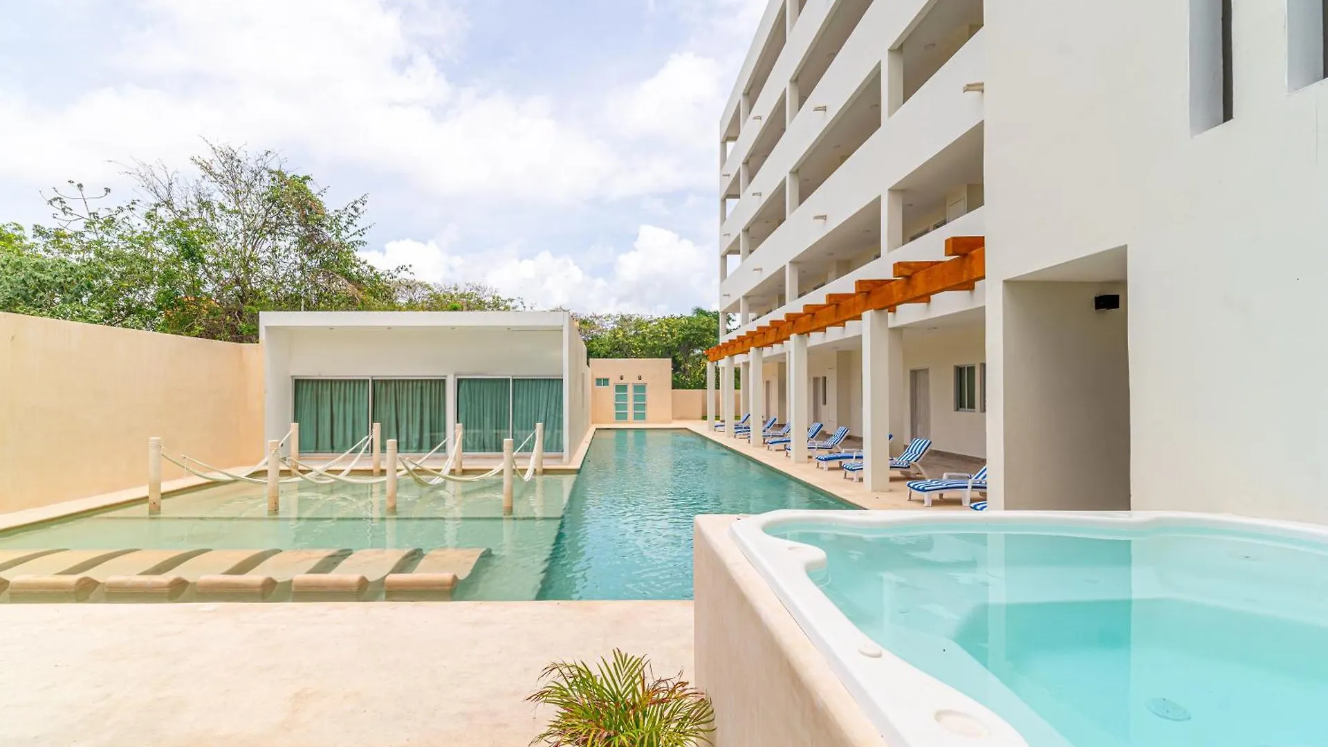 Holiday home 2 Bd Suite With Balcony, Rooftop Pool, Hot Tub, Gym #207 Playa del Carmen