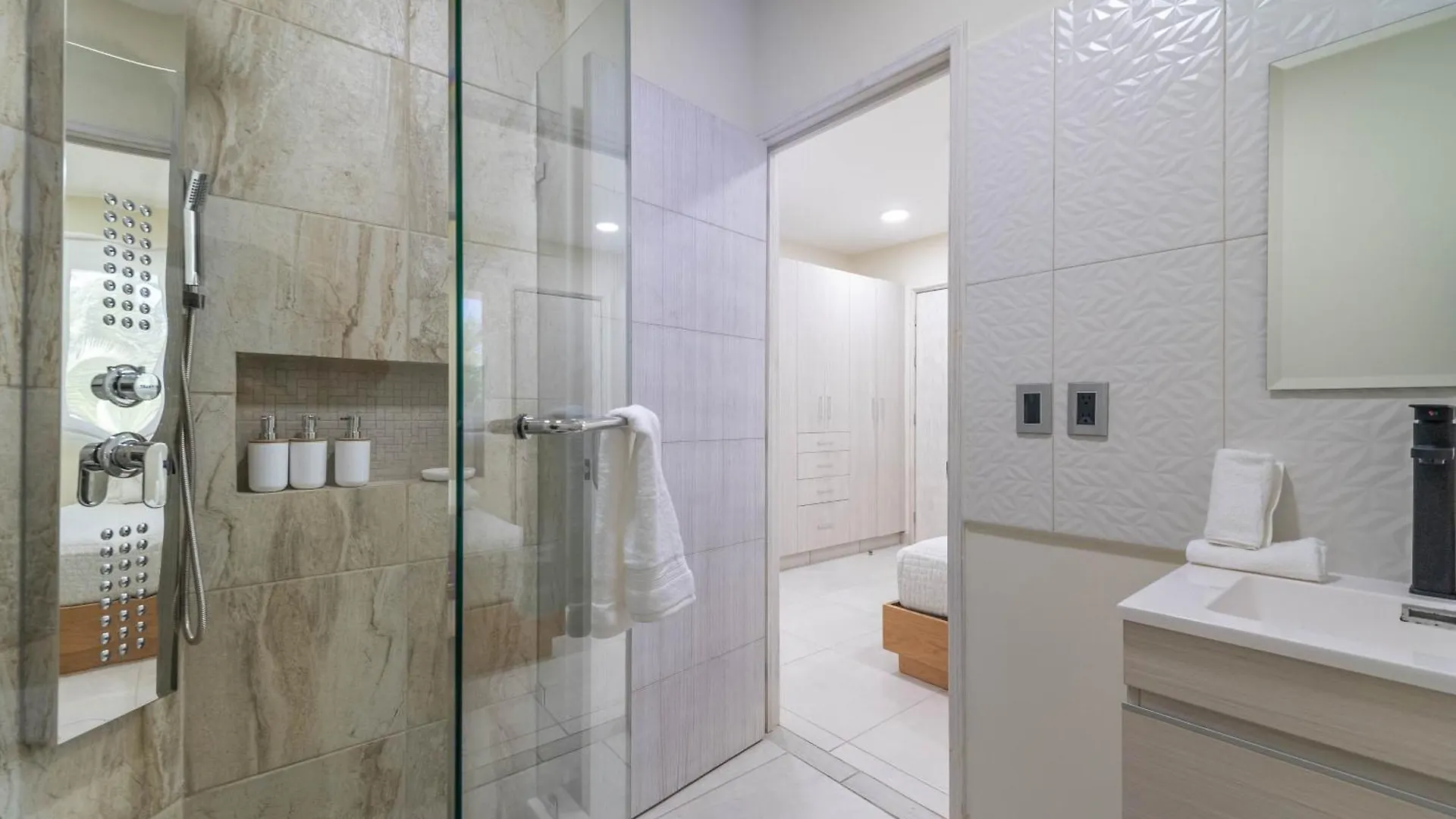 2 Bd Suite With Balcony, Rooftop Pool, Hot Tub, Gym #207 Playa del Carmen Mexico