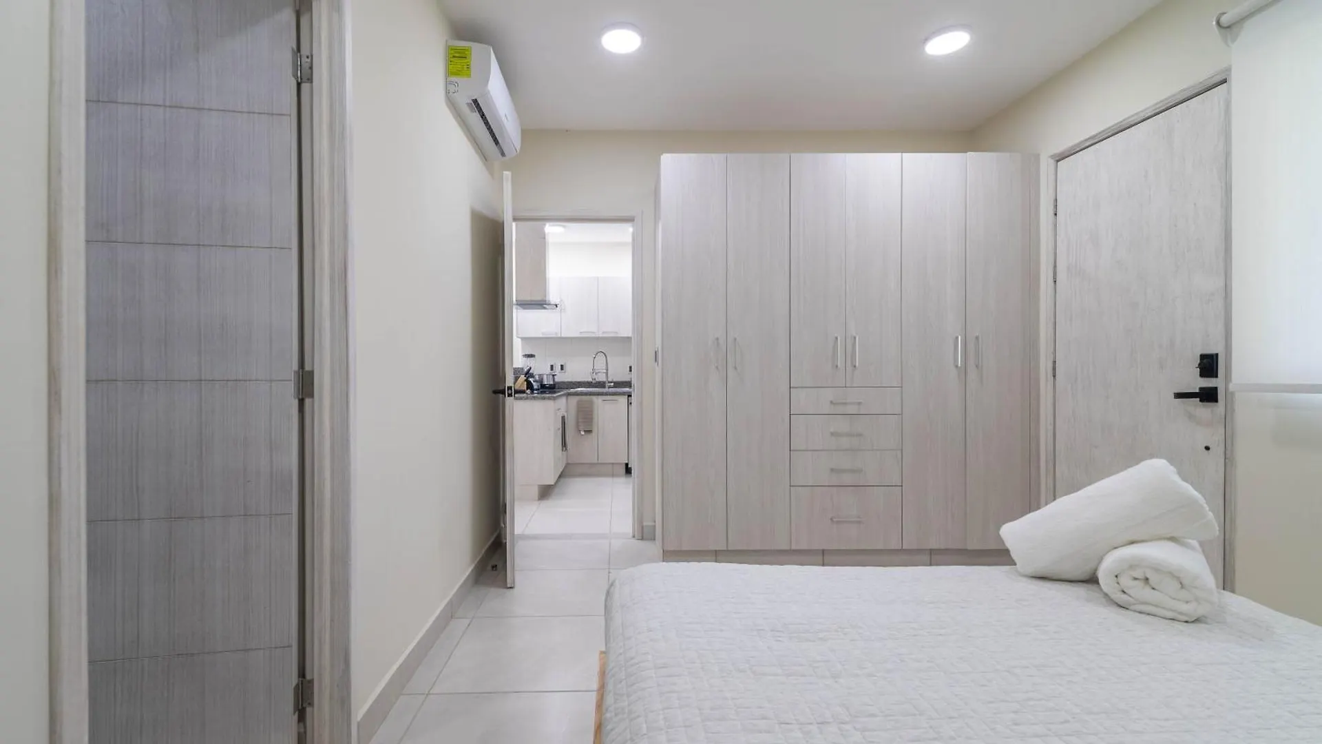 2 Bd Suite With Balcony, Rooftop Pool, Hot Tub, Gym #207 Playa del Carmen Holiday home